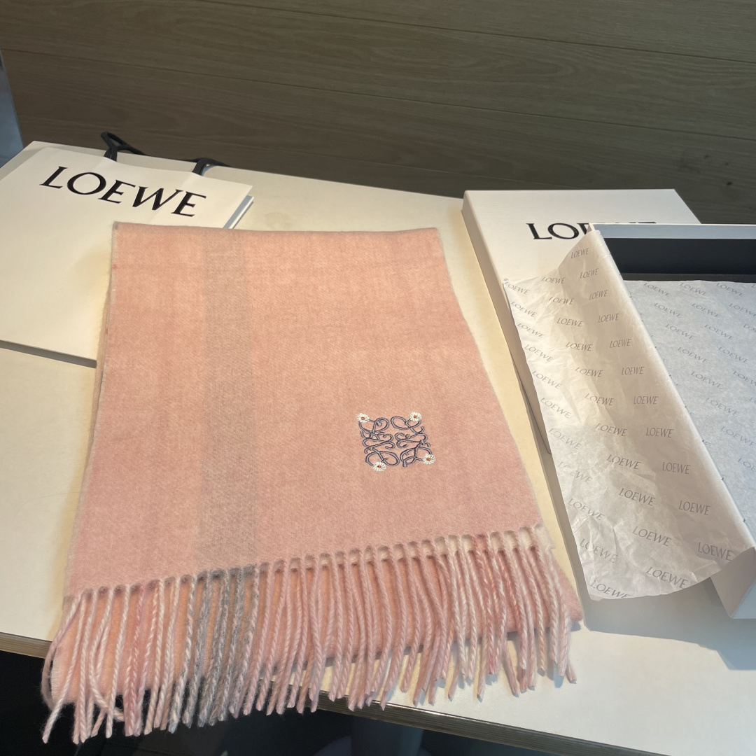 🆕  上新！Loewe · 罗意威️难得一见的温柔配色，低调又不失优雅❗️】重点推荐❗️双面配色，一条围巾两种风格搭配，