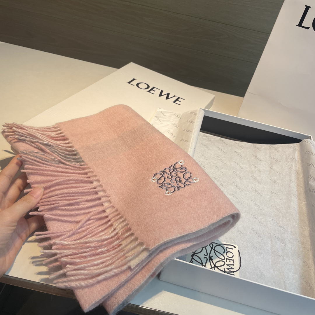 🆕  上新！Loewe · 罗意威️难得一见的温柔配色，低调又不失优雅❗️】重点推荐❗️双面配色，一条围巾两种风格搭配，