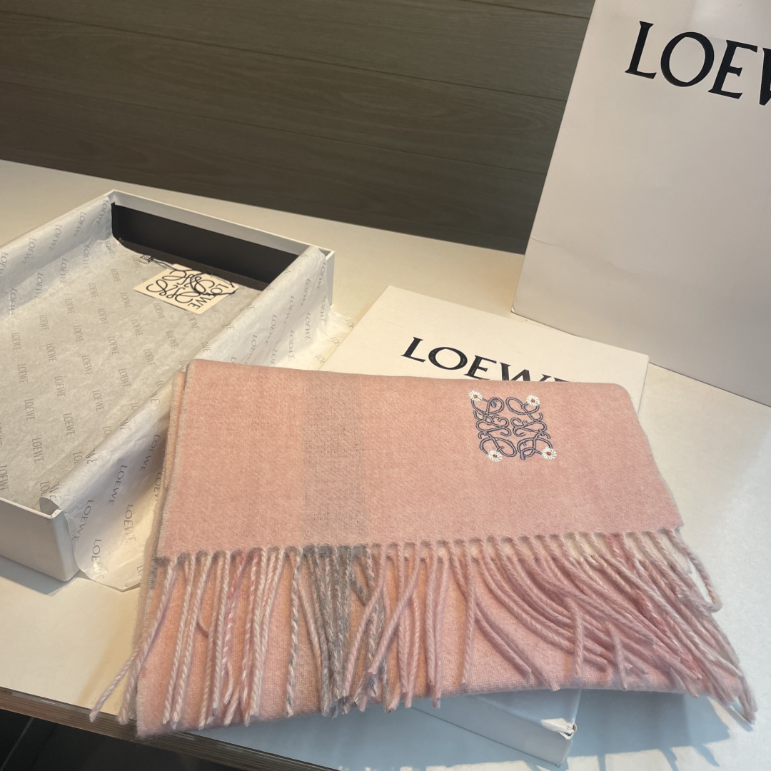 🆕  上新！Loewe · 罗意威️难得一见的温柔配色，低调又不失优雅❗️】重点推荐❗️双面配色，一条围巾两种风格搭配，