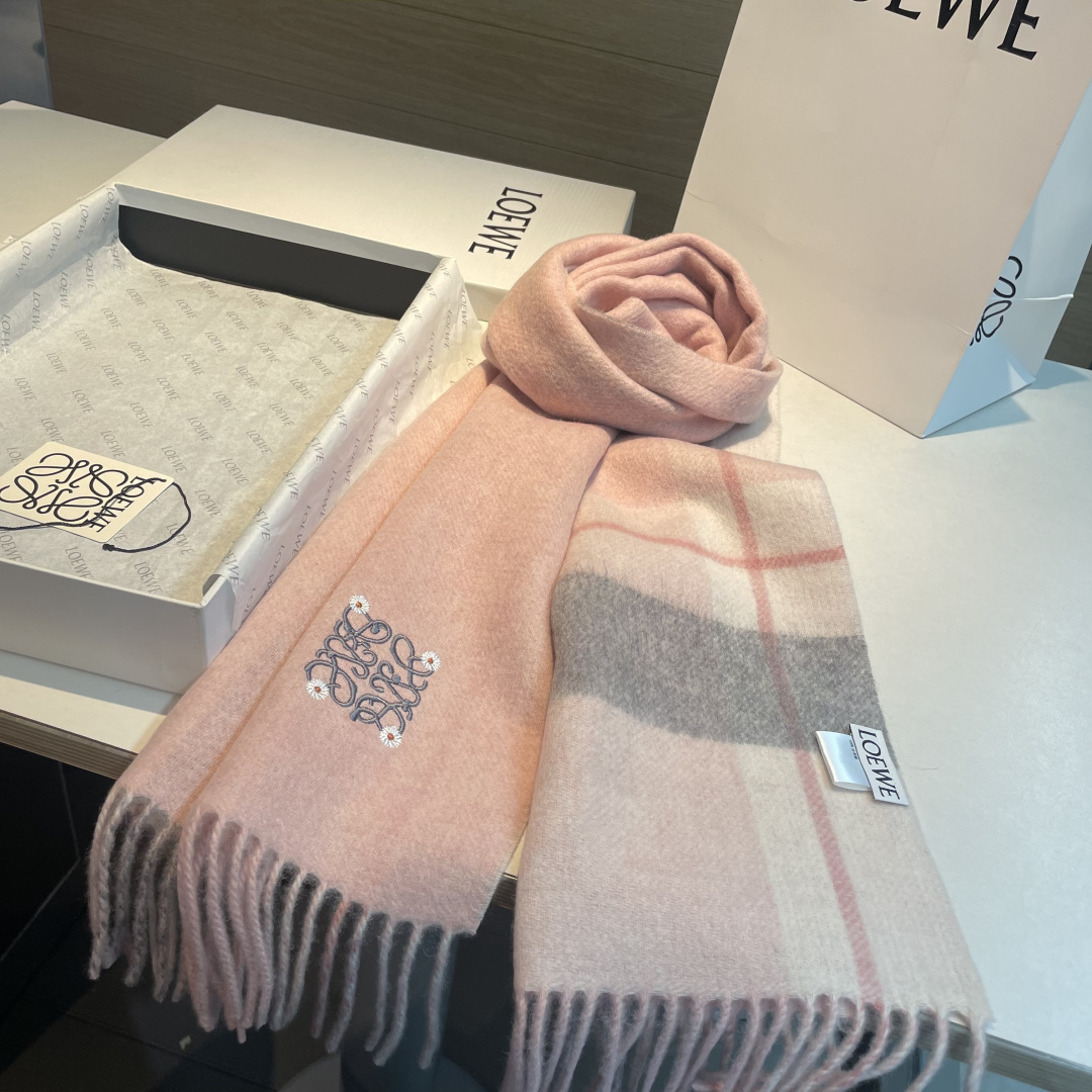 🆕  上新！Loewe · 罗意威️难得一见的温柔配色，低调又不失优雅❗️】重点推荐❗️双面配色，一条围巾两种风格搭配，