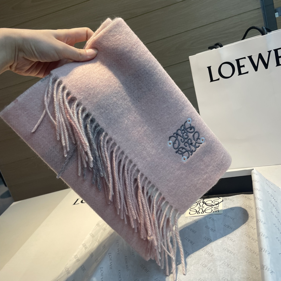 🆕  上新！Loewe · 罗意威️难得一见的温柔配色，低调又不失优雅❗️】重点推荐❗️双面配色，一条围巾两种风格搭配，