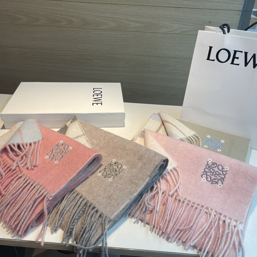 🆕  上新！Loewe · 罗意威️难得一见的温柔配色，低调又不失优雅❗️】重点推荐❗️双面配色，一条围巾两种风格搭配，