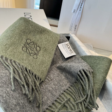 🆕 上新!Loewe · 罗意威️难得一见的温柔配色,低调又不失优雅❗️】重点推荐❗️双面配色,一条围巾两种风格搭配, 🆕 上新!Loewe · 罗意威️难得一见的温柔配色,低调又不失优雅❗️】重点推荐❗️双面配色,一条围巾两种风格搭配,