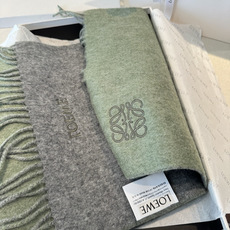 🆕 上新!Loewe · 罗意威️难得一见的温柔配色,低调又不失优雅❗️】重点推荐❗️双面配色,一条围巾两种风格搭配, 🆕 上新!Loewe · 罗意威️难得一见的温柔配色,低调又不失优雅❗️】重点推荐❗️双面配色,一条围巾两种风格搭配,