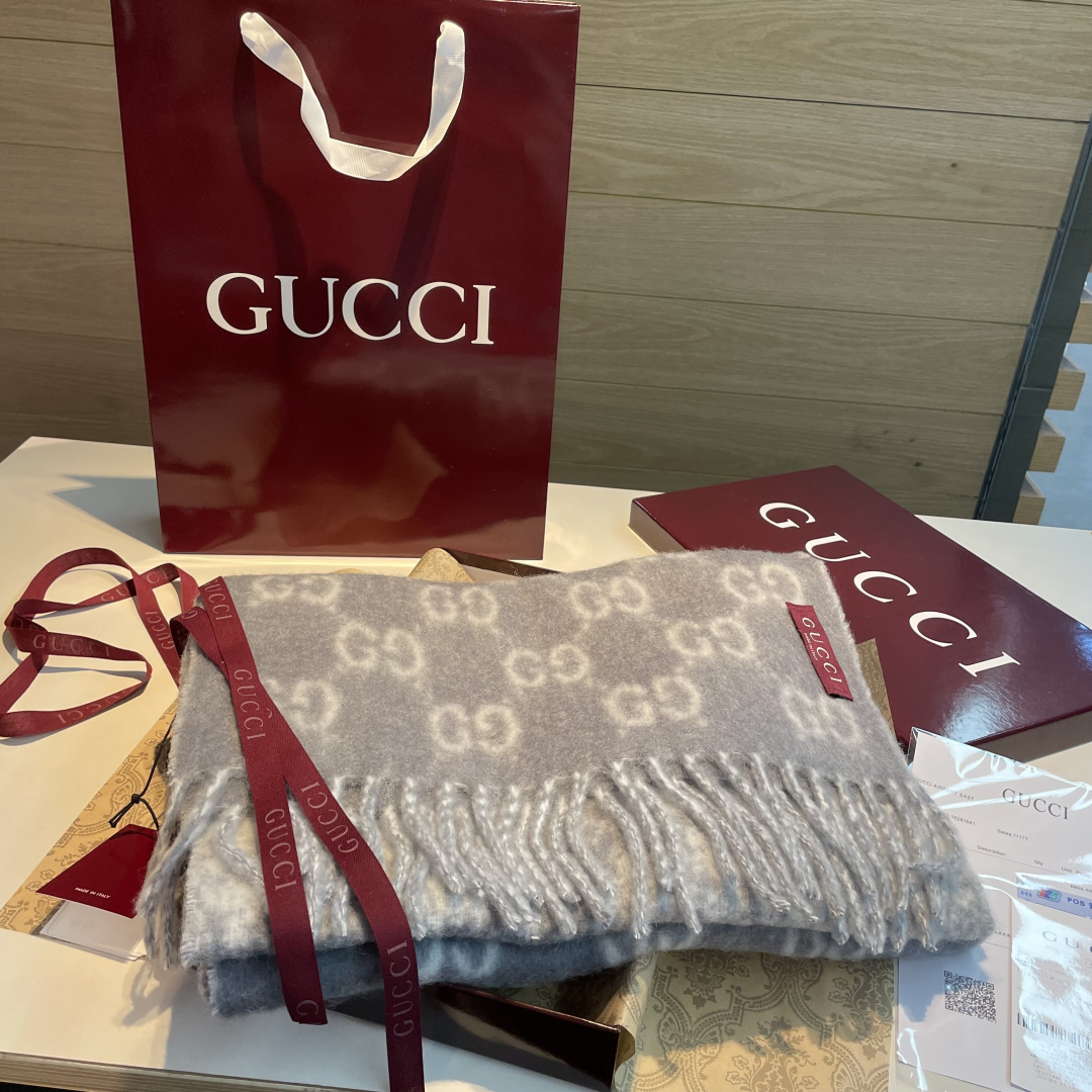 🆕  原单对版质量💝Gucci渐变色围巾🧣＂2026早春系列女士软配饰焕新诠释品牌标志性图案。这款围巾以羊驼毛混纺面料打