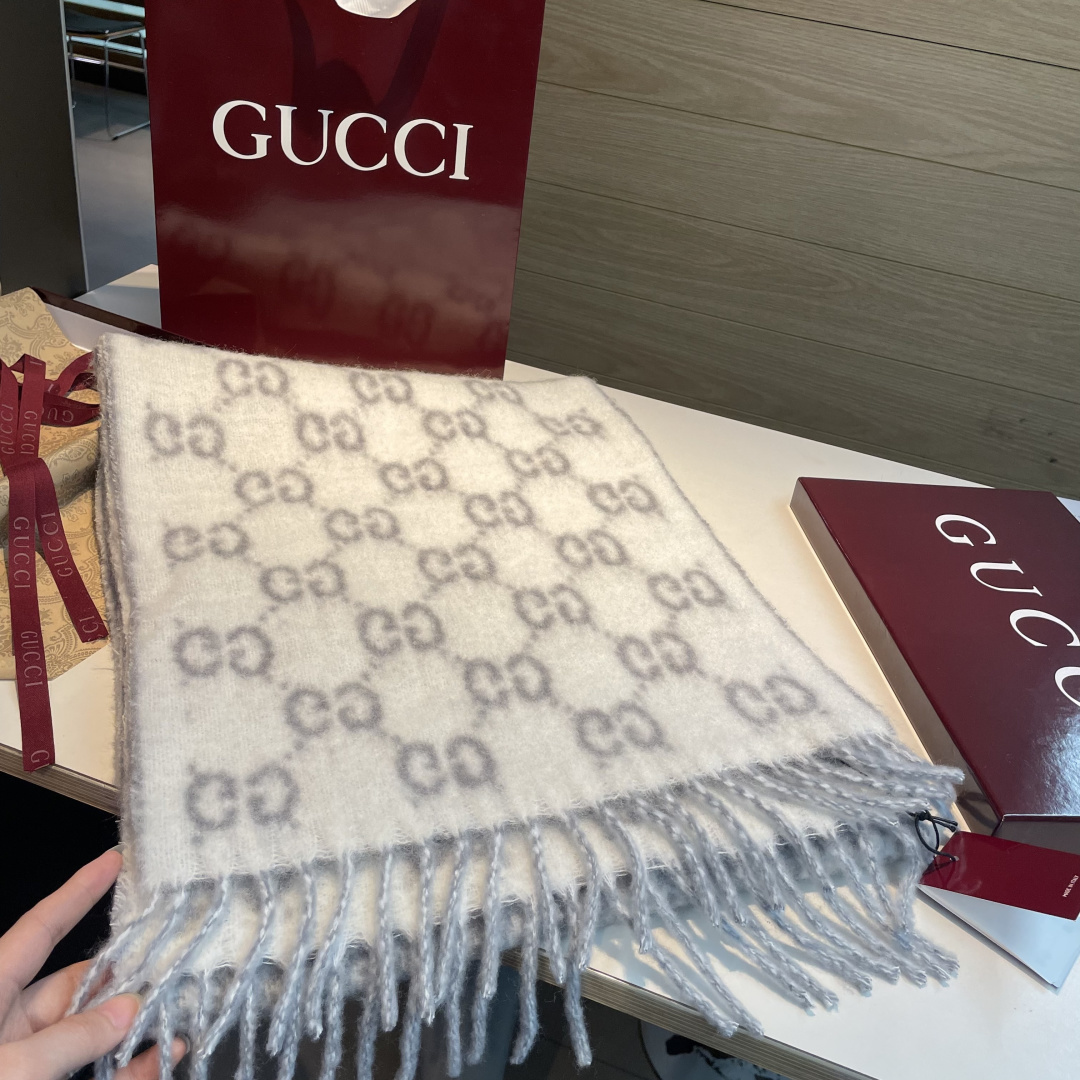 🆕  原单对版质量💝Gucci渐变色围巾🧣＂2026早春系列女士软配饰焕新诠释品牌标志性图案。这款围巾以羊驼毛混纺面料打