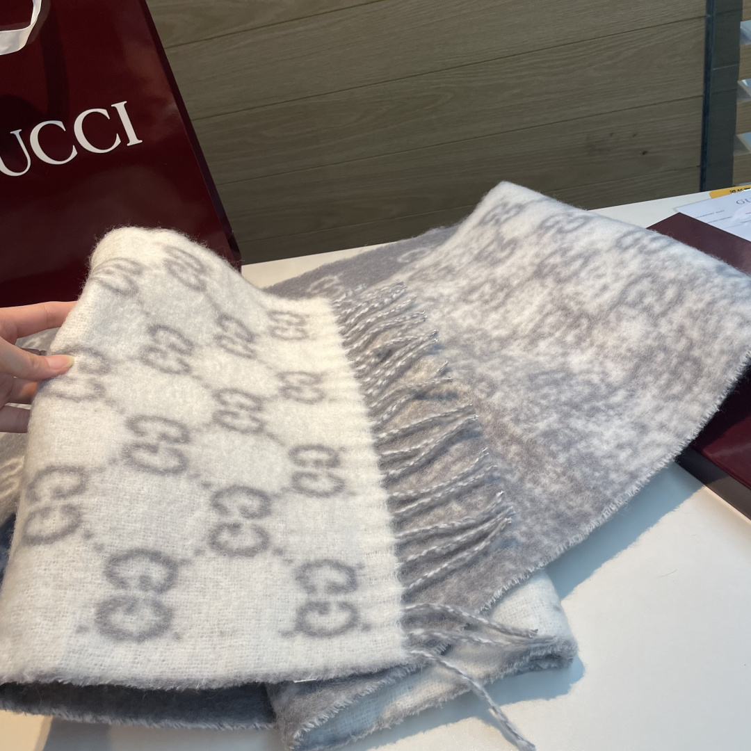 🆕  原单对版质量💝Gucci渐变色围巾🧣＂2026早春系列女士软配饰焕新诠释品牌标志性图案。这款围巾以羊驼毛混纺面料打