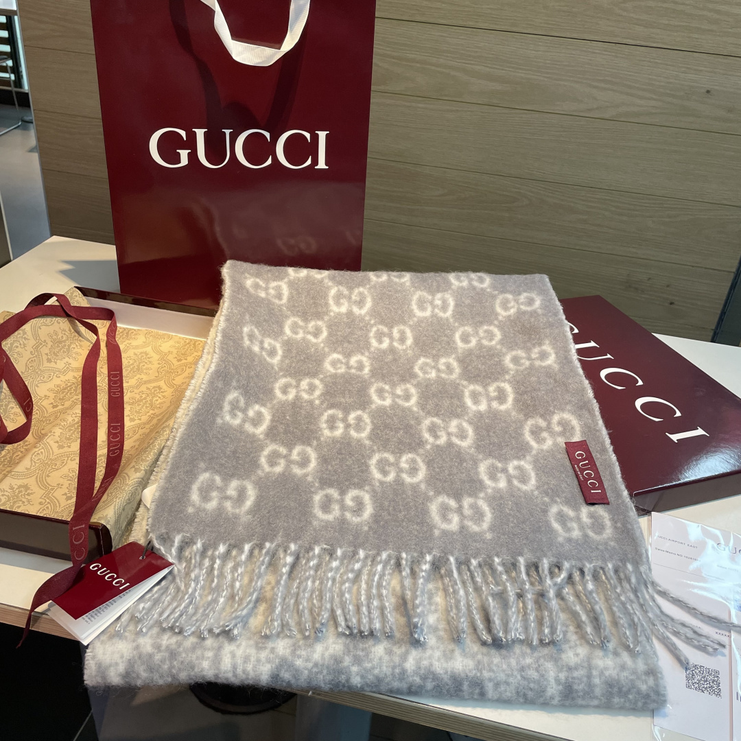 🆕  原单对版质量💝Gucci渐变色围巾🧣＂2026早春系列女士软配饰焕新诠释品牌标志性图案。这款围巾以羊驼毛混纺面料打