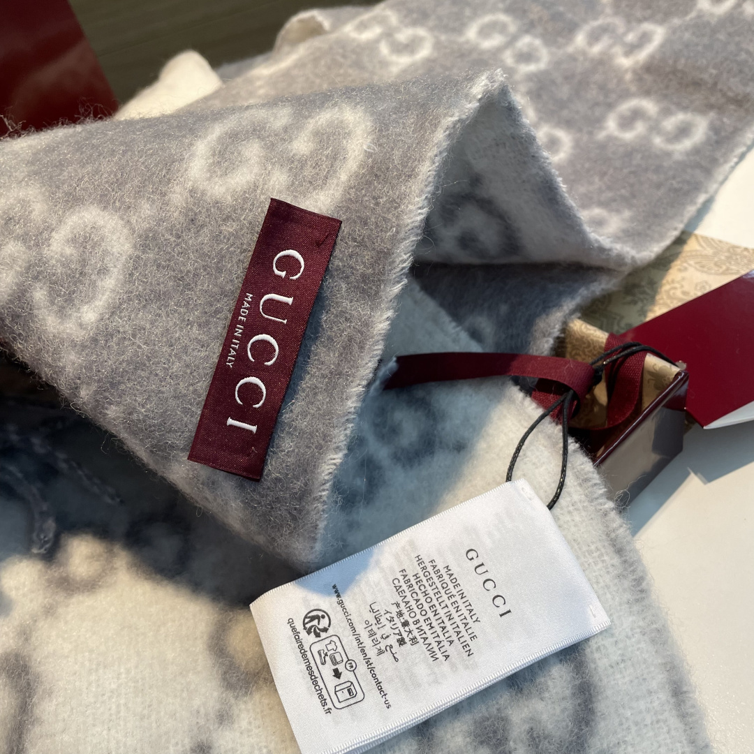 🆕  原单对版质量💝Gucci渐变色围巾🧣＂2026早春系列女士软配饰焕新诠释品牌标志性图案。这款围巾以羊驼毛混纺面料打