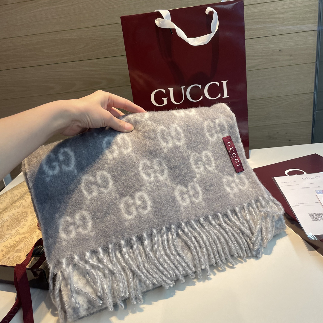 🆕  原单对版质量💝Gucci渐变色围巾🧣＂2026早春系列女士软配饰焕新诠释品牌标志性图案。这款围巾以羊驼毛混纺面料打