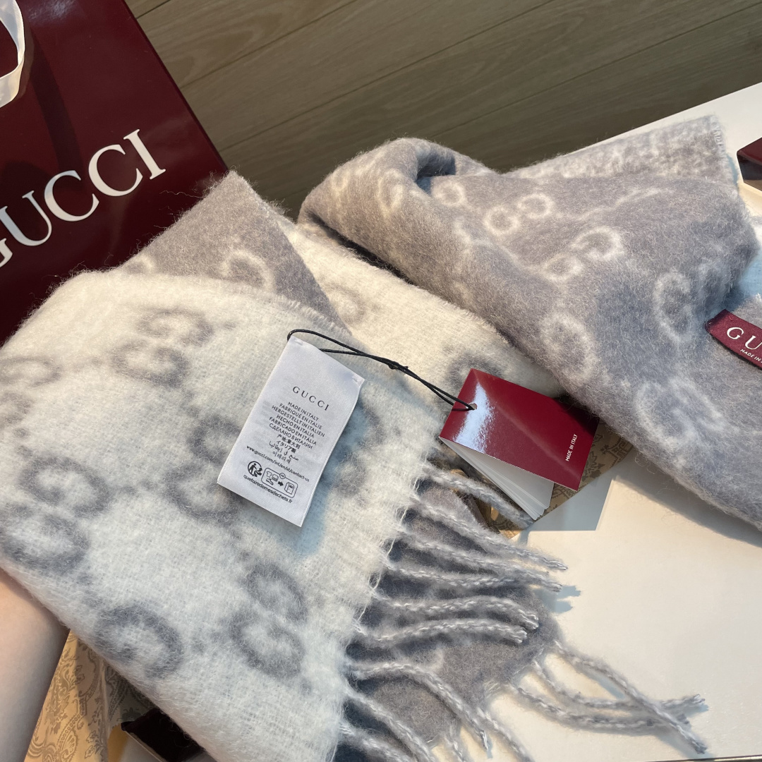 🆕  原单对版质量💝Gucci渐变色围巾🧣＂2026早春系列女士软配饰焕新诠释品牌标志性图案。这款围巾以羊驼毛混纺面料打