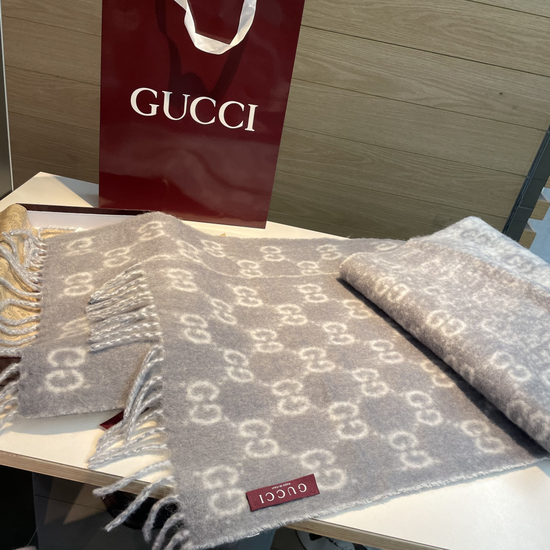 🆕  原单对版质量💝Gucci渐变色围巾🧣＂2026早春系列女士软配饰焕新诠释品牌标志性图案。这款围巾以羊驼毛混纺面料打