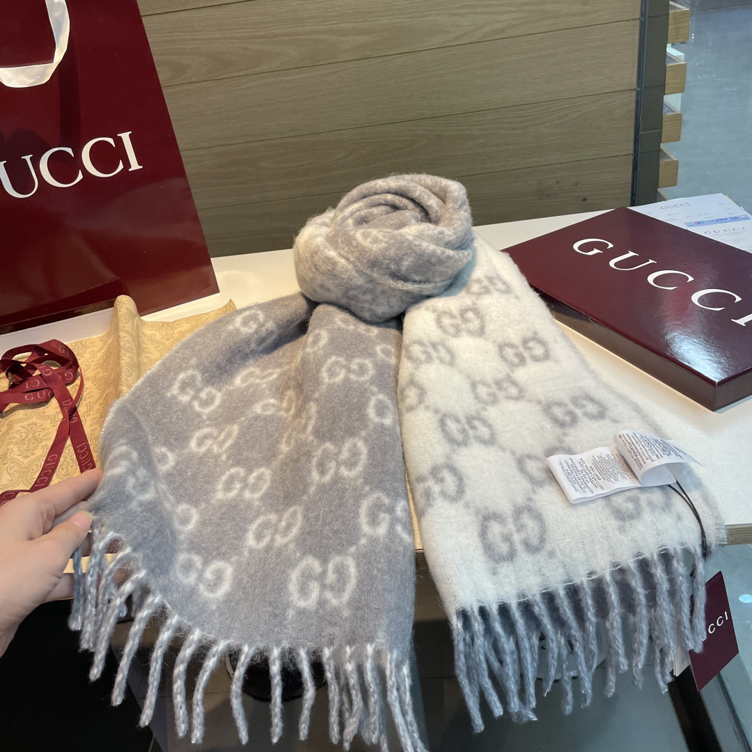 🆕  原单对版质量💝Gucci渐变色围巾🧣＂2026早春系列女士软配饰焕新诠释品牌标志性图案。这款围巾以羊驼毛混纺面料打