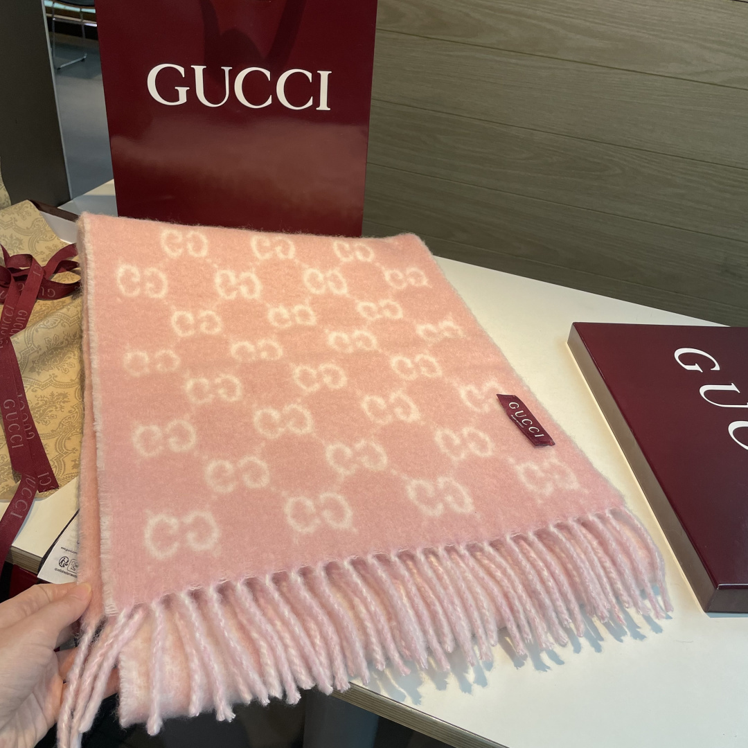 🆕  原单对版质量💝Gucci渐变色围巾🧣＂2026早春系列女士软配饰焕新诠释品牌标志性图案。这款围巾以羊驼毛混纺面料打