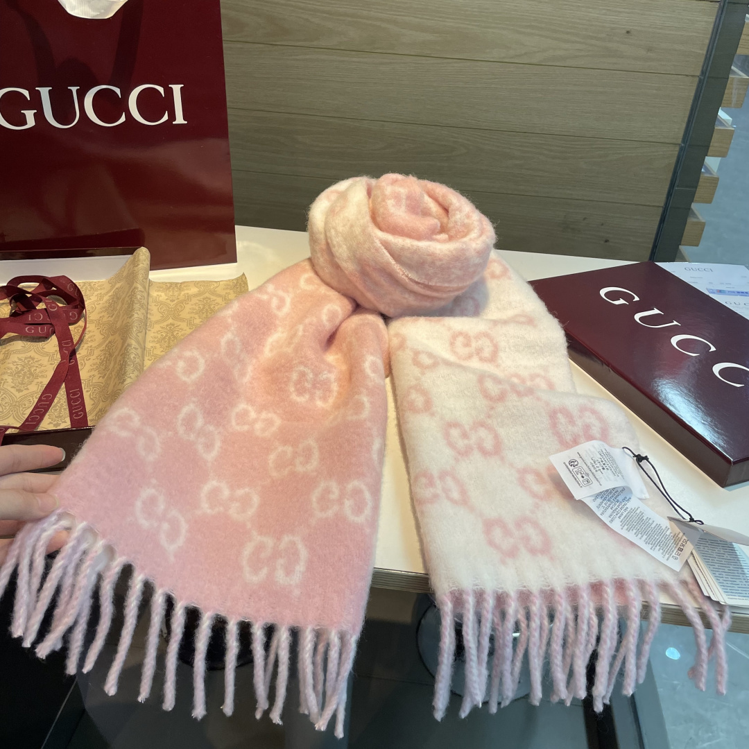 🆕  原单对版质量💝Gucci渐变色围巾🧣＂2026早春系列女士软配饰焕新诠释品牌标志性图案。这款围巾以羊驼毛混纺面料打