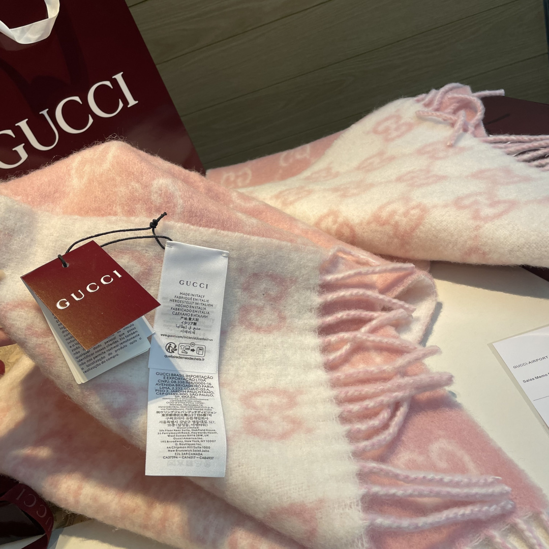 🆕  原单对版质量💝Gucci渐变色围巾🧣＂2026早春系列女士软配饰焕新诠释品牌标志性图案。这款围巾以羊驼毛混纺面料打
