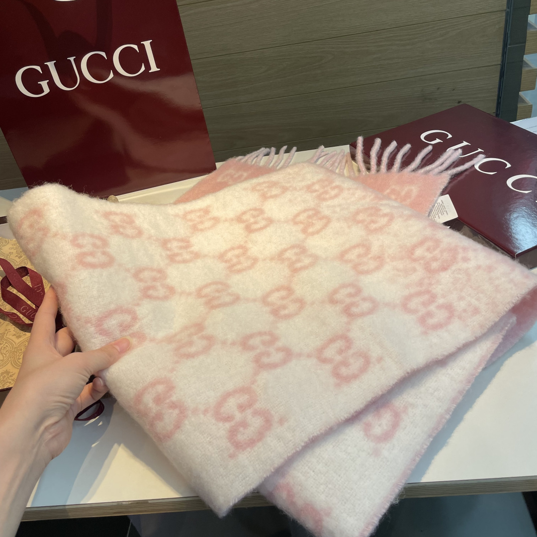🆕  原单对版质量💝Gucci渐变色围巾🧣＂2026早春系列女士软配饰焕新诠释品牌标志性图案。这款围巾以羊驼毛混纺面料打