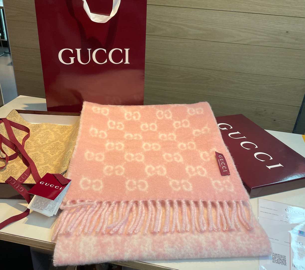 🆕  原单对版质量💝Gucci渐变色围巾🧣＂2026早春系列女士软配饰焕新诠释品牌标志性图案。这款围巾以羊驼毛混纺面料打