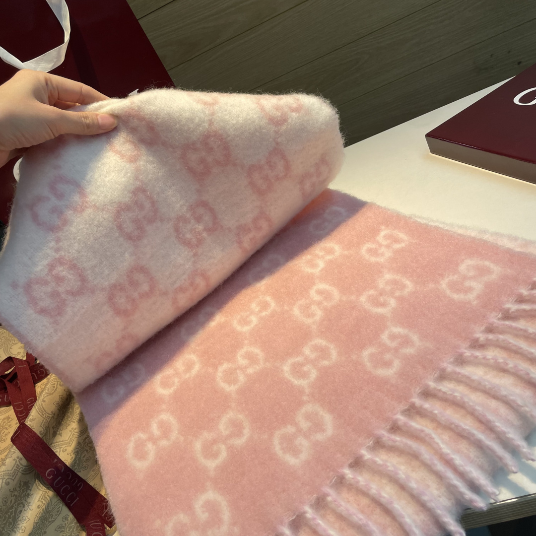 🆕  原单对版质量💝Gucci渐变色围巾🧣＂2026早春系列女士软配饰焕新诠释品牌标志性图案。这款围巾以羊驼毛混纺面料打