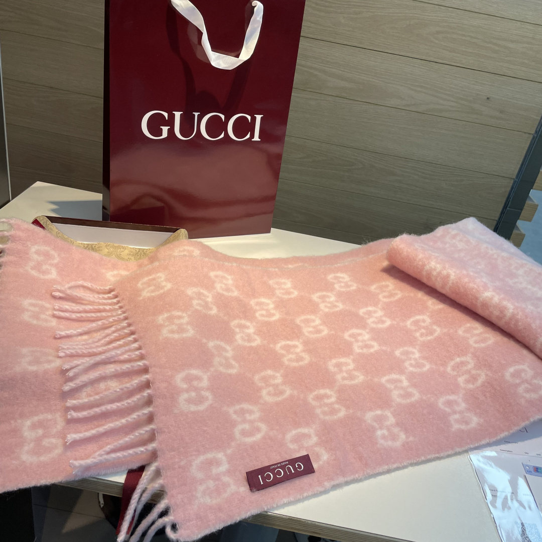 🆕  原单对版质量💝Gucci渐变色围巾🧣＂2026早春系列女士软配饰焕新诠释品牌标志性图案。这款围巾以羊驼毛混纺面料打