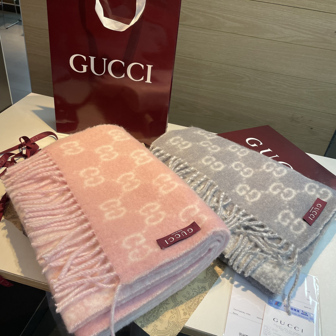 🆕  原单对版质量💝Gucci渐变色围巾🧣＂2026早春系列女士软配饰焕新诠释品牌标志性图案。这款围巾以羊驼毛混纺面料打