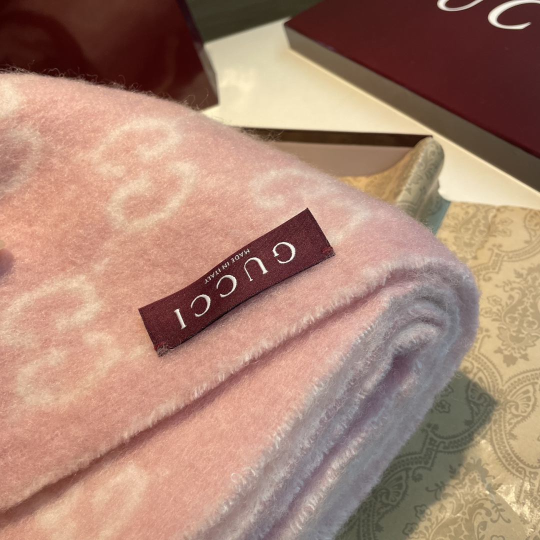 🆕  原单对版质量💝Gucci渐变色围巾🧣＂2026早春系列女士软配饰焕新诠释品牌标志性图案。这款围巾以羊驼毛混纺面料打