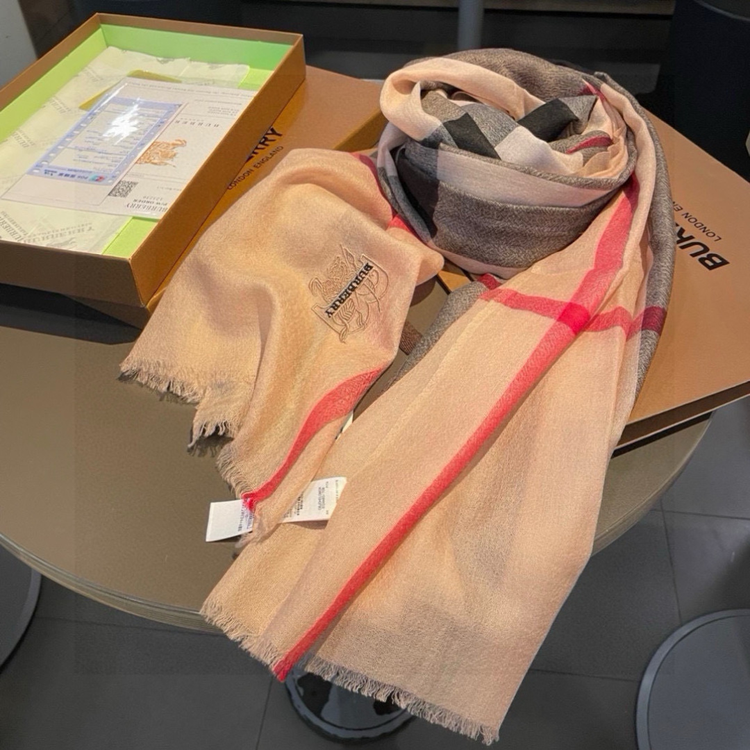 🆕  巴宝莉Burberry  经典专柜款、专柜同步 超薄羊绒格子披肩现货秒发  衣柜必备经典款VI🆕 P推荐！！！早秋