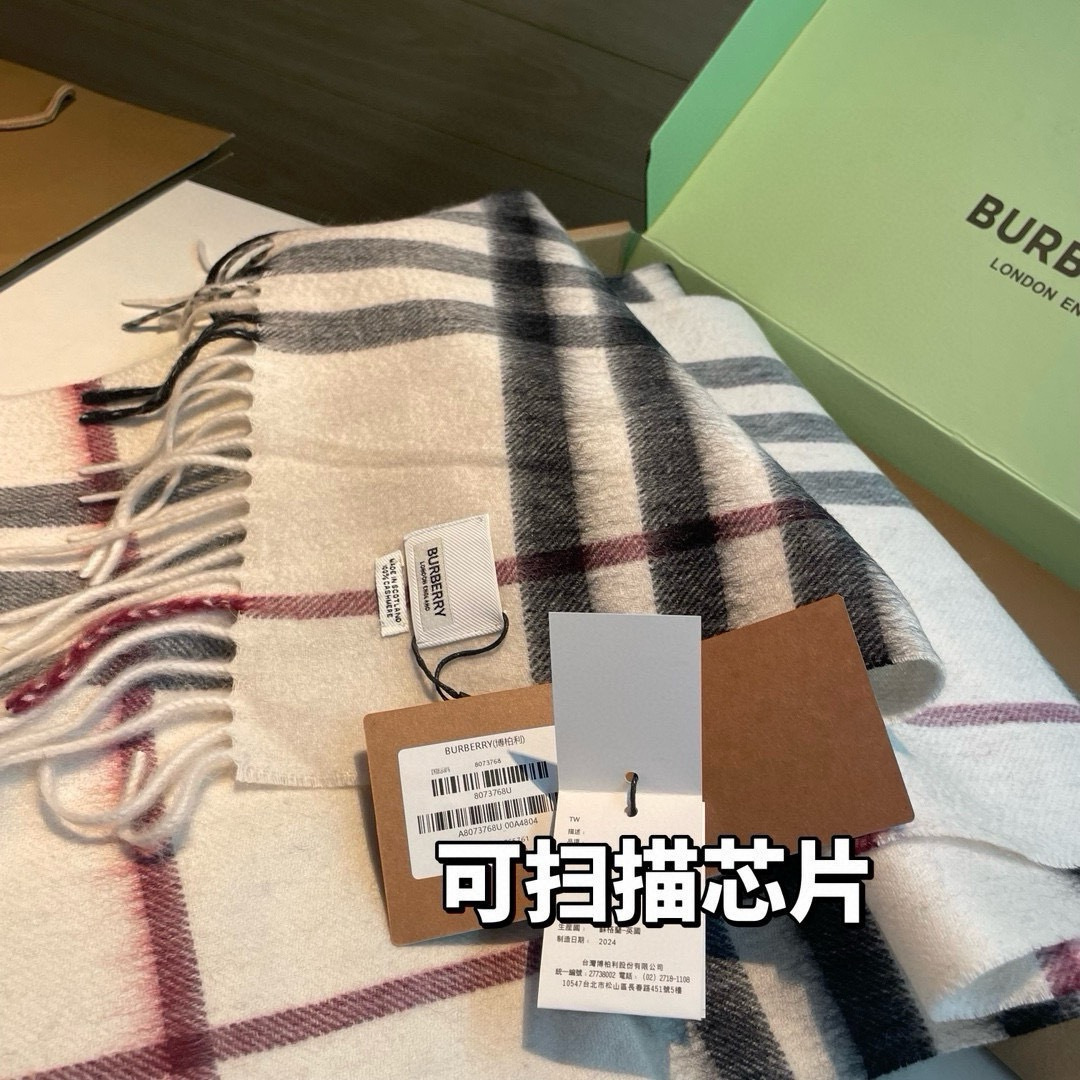 🆕 ，芯片版塔尖牛🐂货：原单出口的，皇室殿堂级的经典格围巾‼️郑恩彩同款经典格纹羊绒围巾，新年红，巨巨巨好看的红色，出口