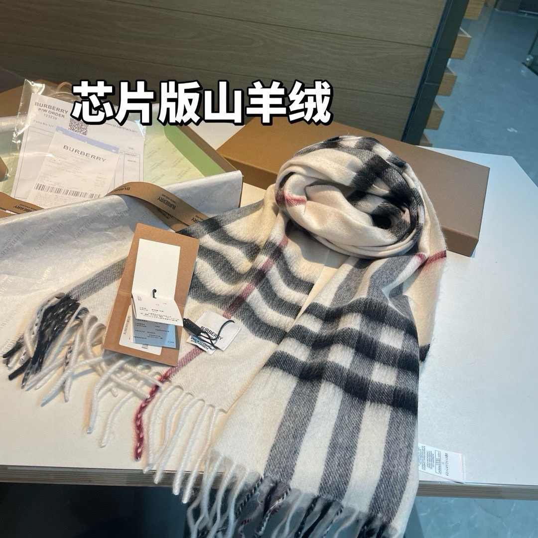 🆕 ，芯片版塔尖牛🐂货：原单出口的，皇室殿堂级的经典格围巾‼️郑恩彩同款经典格纹羊绒围巾，新年红，巨巨巨好看的红色，出口