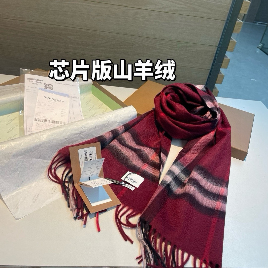🆕 ，芯片版塔尖牛🐂货：原单出口的，皇室殿堂级的经典格围巾‼️郑恩彩同款经典格纹羊绒围巾，新年红，巨巨巨好看的红色，出口