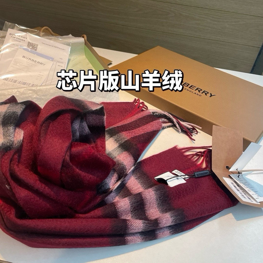 🆕 ，芯片版塔尖牛🐂货：原单出口的，皇室殿堂级的经典格围巾‼️郑恩彩同款经典格纹羊绒围巾，新年红，巨巨巨好看的红色，出口
