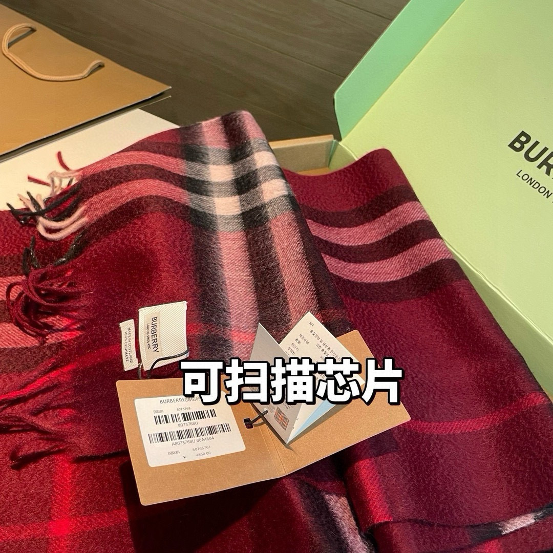 🆕 ，芯片版塔尖牛🐂货：原单出口的，皇室殿堂级的经典格围巾‼️郑恩彩同款经典格纹羊绒围巾，新年红，巨巨巨好看的红色，出口