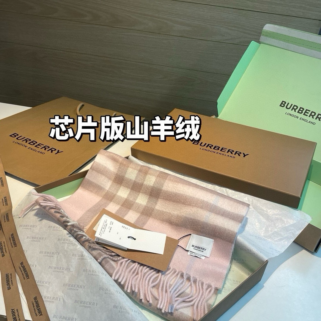 🆕 ，芯片版塔尖牛🐂货：原单出口的，皇室殿堂级的经典格围巾‼️郑恩彩同款经典格纹羊绒围巾，新年红，巨巨巨好看的红色，出口