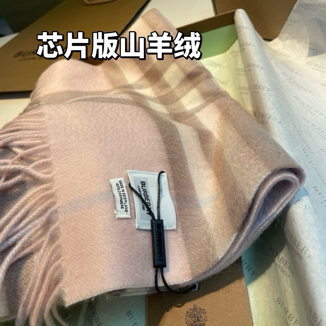 🆕 ，芯片版塔尖牛🐂货：原单出口的，皇室殿堂级的经典格围巾‼️郑恩彩同款经典格纹羊绒围巾，新年红，巨巨巨好看的红色，出口