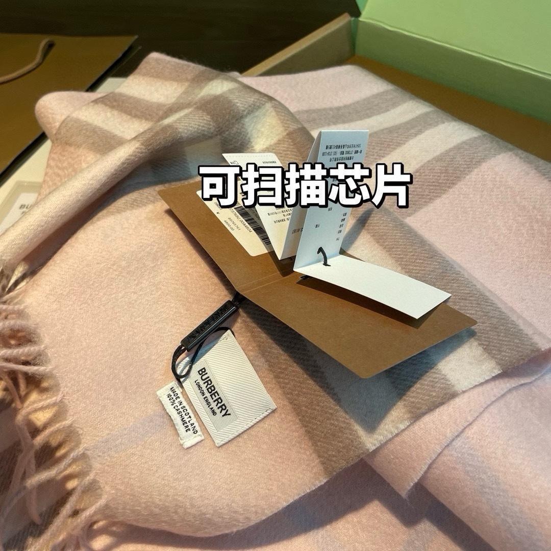 🆕 ，芯片版塔尖牛🐂货：原单出口的，皇室殿堂级的经典格围巾‼️郑恩彩同款经典格纹羊绒围巾，新年红，巨巨巨好看的红色，出口