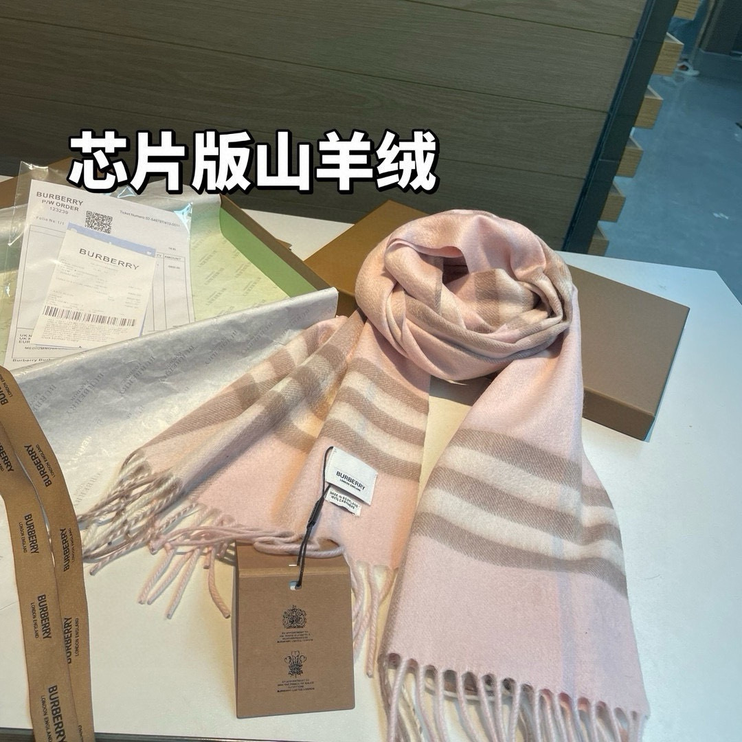 🆕 ，芯片版塔尖牛🐂货：原单出口的，皇室殿堂级的经典格围巾‼️郑恩彩同款经典格纹羊绒围巾，新年红，巨巨巨好看的红色，出口