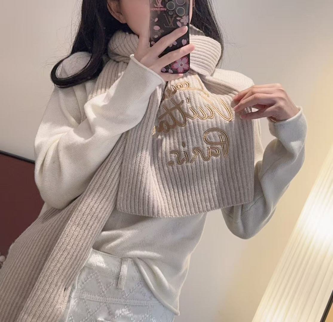 🆕 爆款上新 情侣款👍👍LV 独家牛货🐂  奢华尽在尺寸之间，高端品质‼️具有超高羊绒品质才会被此品牌青睐‼️这种精品是