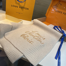 🆕 爆款上新 情侣款👍👍LV 独家牛货🐂 奢华尽在尺寸之间,高端品质‼️具有超高羊绒品质才会被此品牌青睐‼️这种精品是 🆕 爆款上新 情侣款👍👍LV 独家牛货🐂 奢华尽在尺寸之间,高端品质‼️具有超高羊绒品质才会被此品牌青睐‼️这种精品是