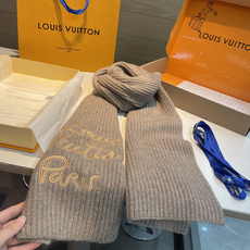 🆕 爆款上新 情侣款👍👍LV 独家牛货🐂 奢华尽在尺寸之间,高端品质‼️具有超高羊绒品质才会被此品牌青睐‼️这种精品是 🆕 爆款上新 情侣款👍👍LV 独家牛货🐂 奢华尽在尺寸之间,高端品质‼️具有超高羊绒品质才会被此品牌青睐‼️这种精品是