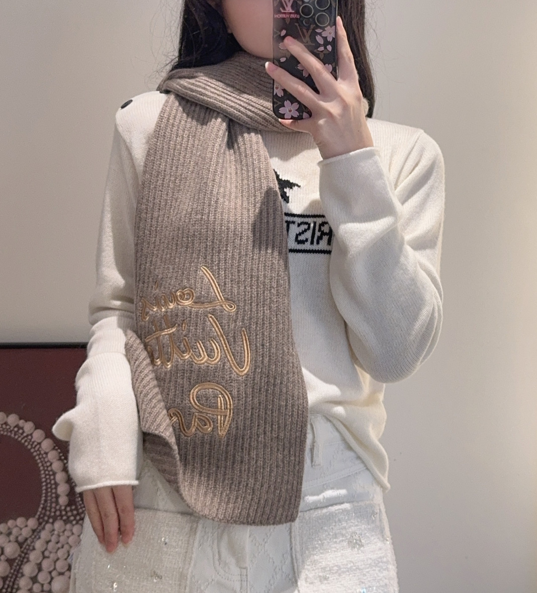 🆕 爆款上新 情侣款👍👍LV 独家牛货🐂  奢华尽在尺寸之间，高端品质‼️具有超高羊绒品质才会被此品牌青睐‼️这种精品是
