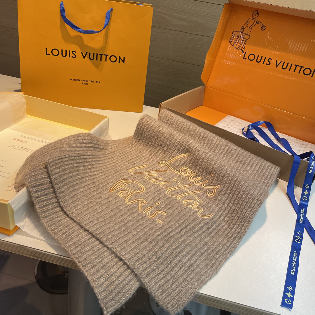 🆕 爆款上新 情侣款👍👍LV 独家牛货🐂 奢华尽在尺寸之间,高端品质‼️具有超高羊绒品质才会被此品牌青睐‼️这种精品是 🆕 爆款上新 情侣款👍👍LV 独家牛货🐂 奢华尽在尺寸之间,高端品质‼️具有超高羊绒品质才会被此品牌青睐‼️这种精品是