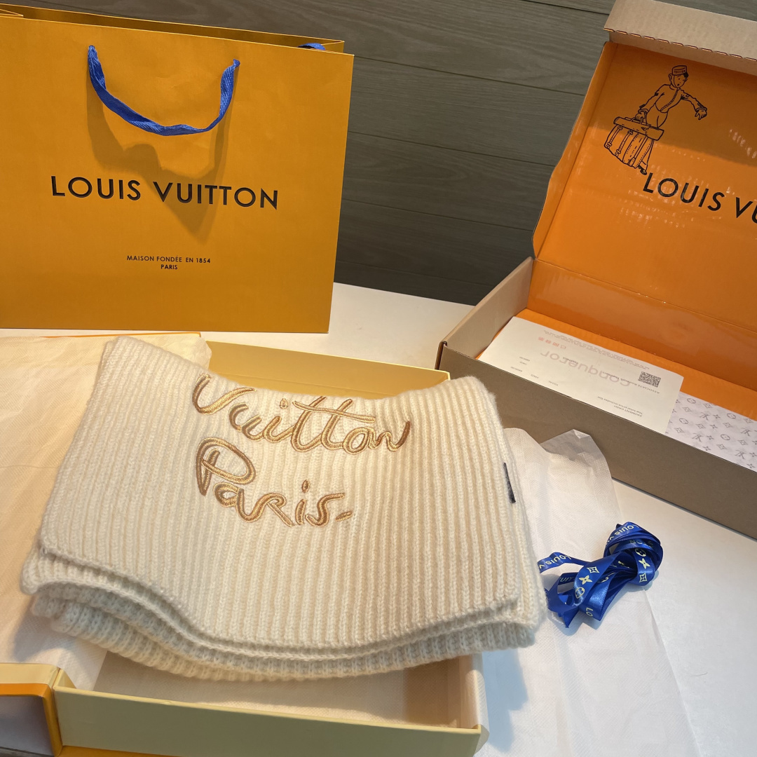 🆕 爆款上新 情侣款👍👍LV 独家牛货🐂 奢华尽在尺寸之间,高端品质‼️具有超高羊绒品质才会被此品牌青睐‼️这种精品是 🆕 爆款上新 情侣款👍👍LV 独家牛货🐂 奢华尽在尺寸之间,高端品质‼️具有超高羊绒品质才会被此品牌青睐‼️这种精品是