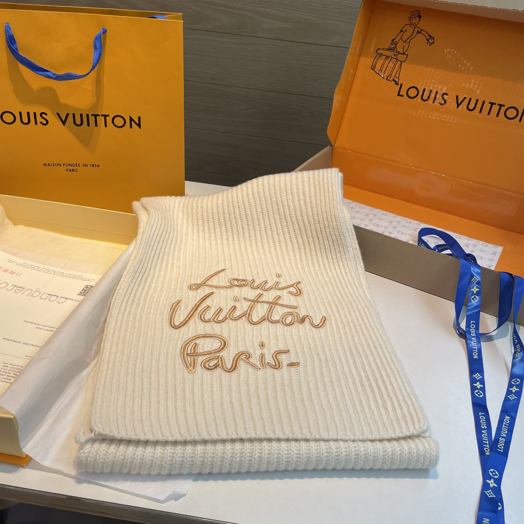🆕 爆款上新 情侣款👍👍LV 独家牛货🐂 奢华尽在尺寸之间,高端品质‼️具有超高羊绒品质才会被此品牌青睐‼️这种精品是 🆕 爆款上新 情侣款👍👍LV 独家牛货🐂 奢华尽在尺寸之间,高端品质‼️具有超高羊绒品质才会被此品牌青睐‼️这种精品是