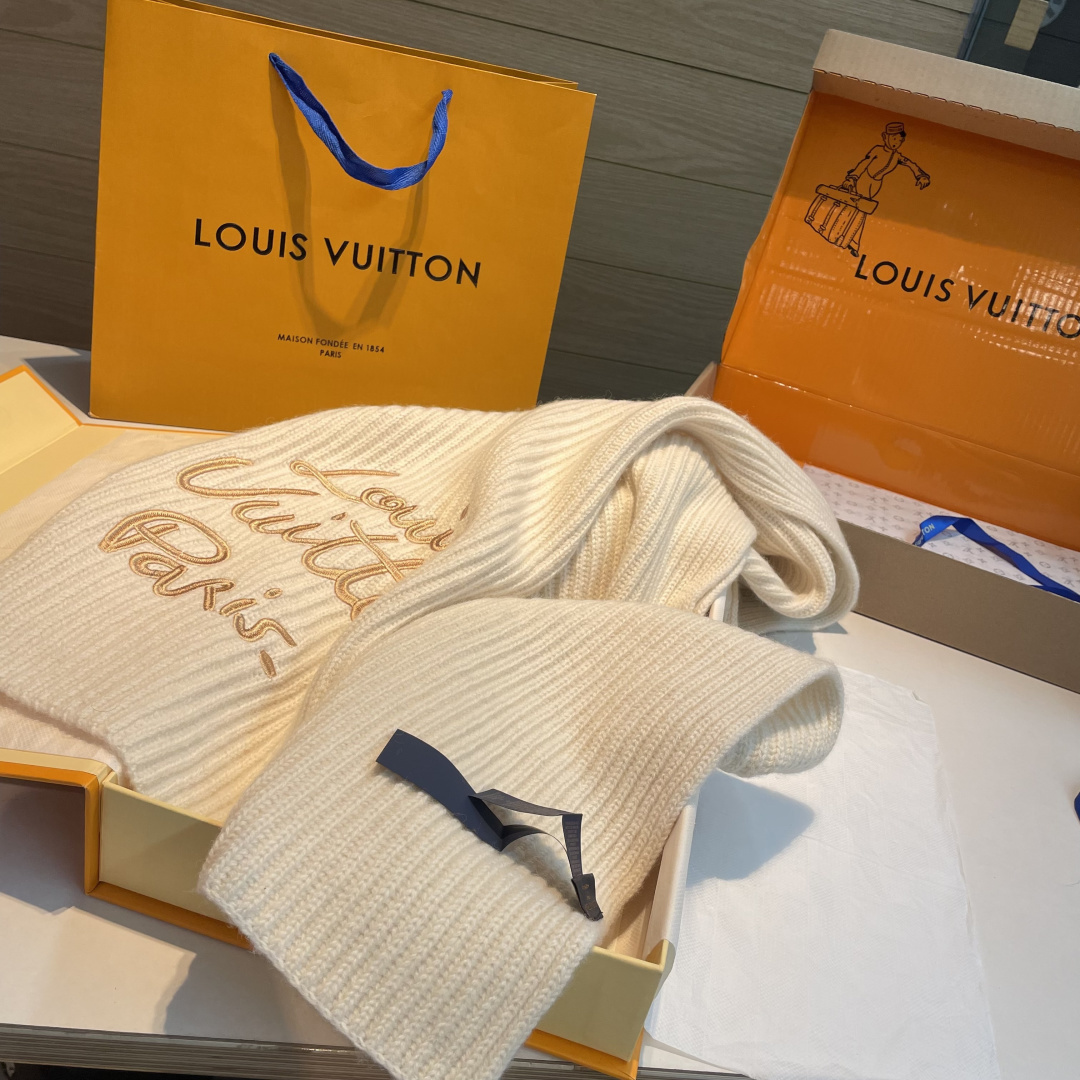 🆕 爆款上新 情侣款👍👍LV 独家牛货🐂 奢华尽在尺寸之间,高端品质‼️具有超高羊绒品质才会被此品牌青睐‼️这种精品是 🆕 爆款上新 情侣款👍👍LV 独家牛货🐂 奢华尽在尺寸之间,高端品质‼️具有超高羊绒品质才会被此品牌青睐‼️这种精品是