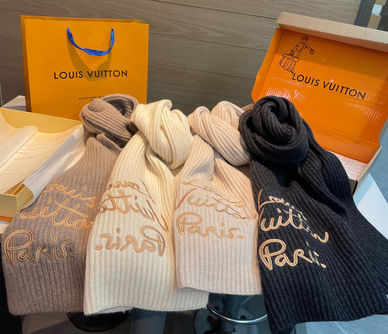 🆕 爆款上新 情侣款👍👍LV 独家牛货🐂  奢华尽在尺寸之间，高端品质‼️具有超高羊绒品质才会被此品牌青睐‼️这种精品是