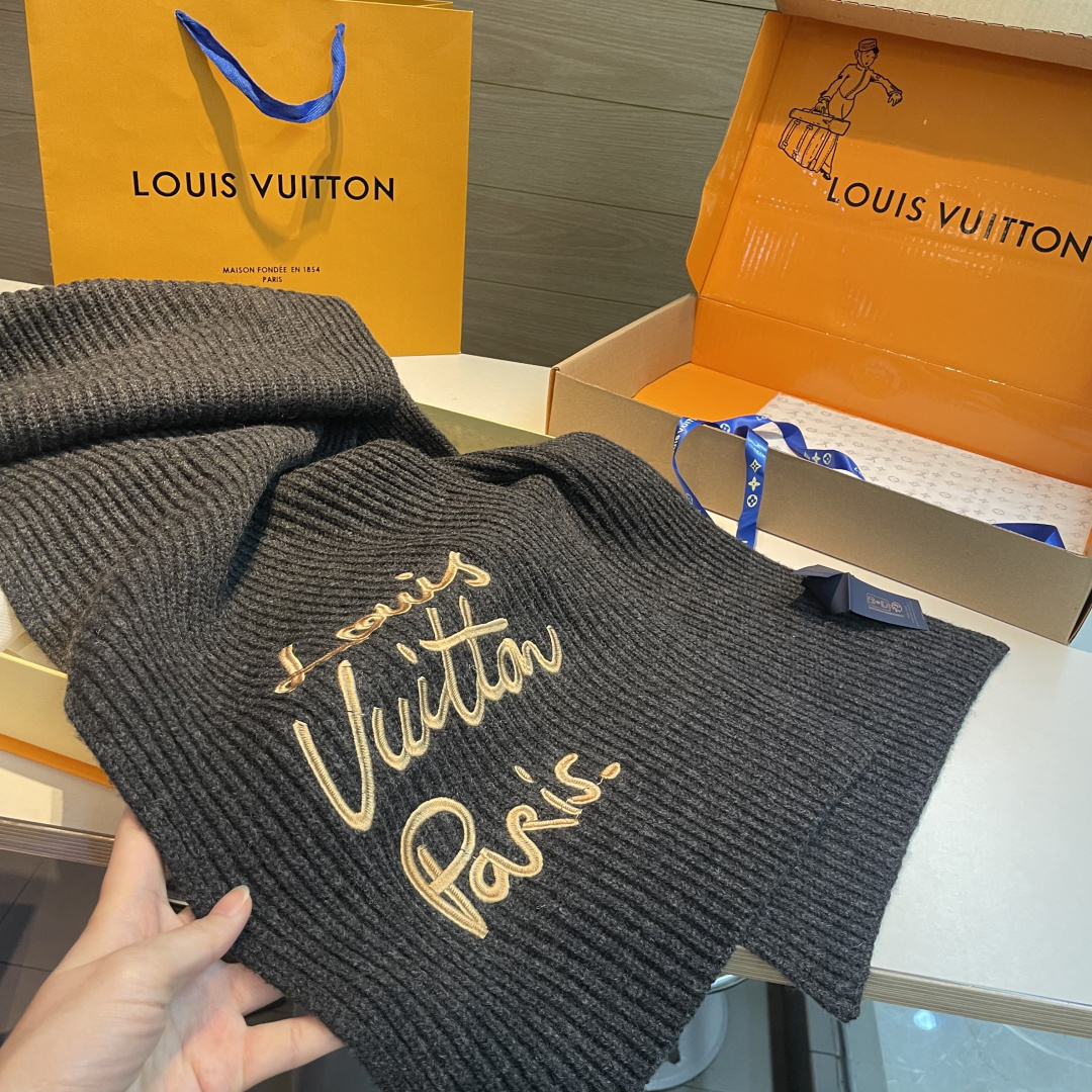 🆕 爆款上新 情侣款👍👍LV 独家牛货🐂  奢华尽在尺寸之间，高端品质‼️具有超高羊绒品质才会被此品牌青睐‼️这种精品是