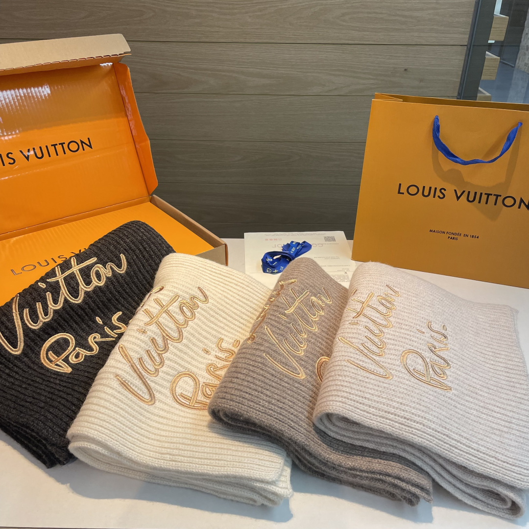 🆕 爆款上新 情侣款👍👍LV 独家牛货🐂  奢华尽在尺寸之间，高端品质‼️具有超高羊绒品质才会被此品牌青睐‼️这种精品是