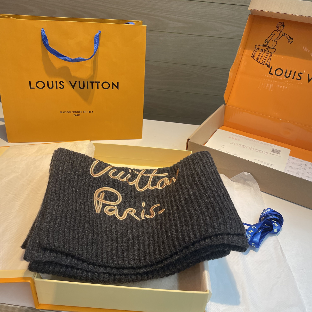 🆕 爆款上新 情侣款👍👍LV 独家牛货🐂  奢华尽在尺寸之间，高端品质‼️具有超高羊绒品质才会被此品牌青睐‼️这种精品是