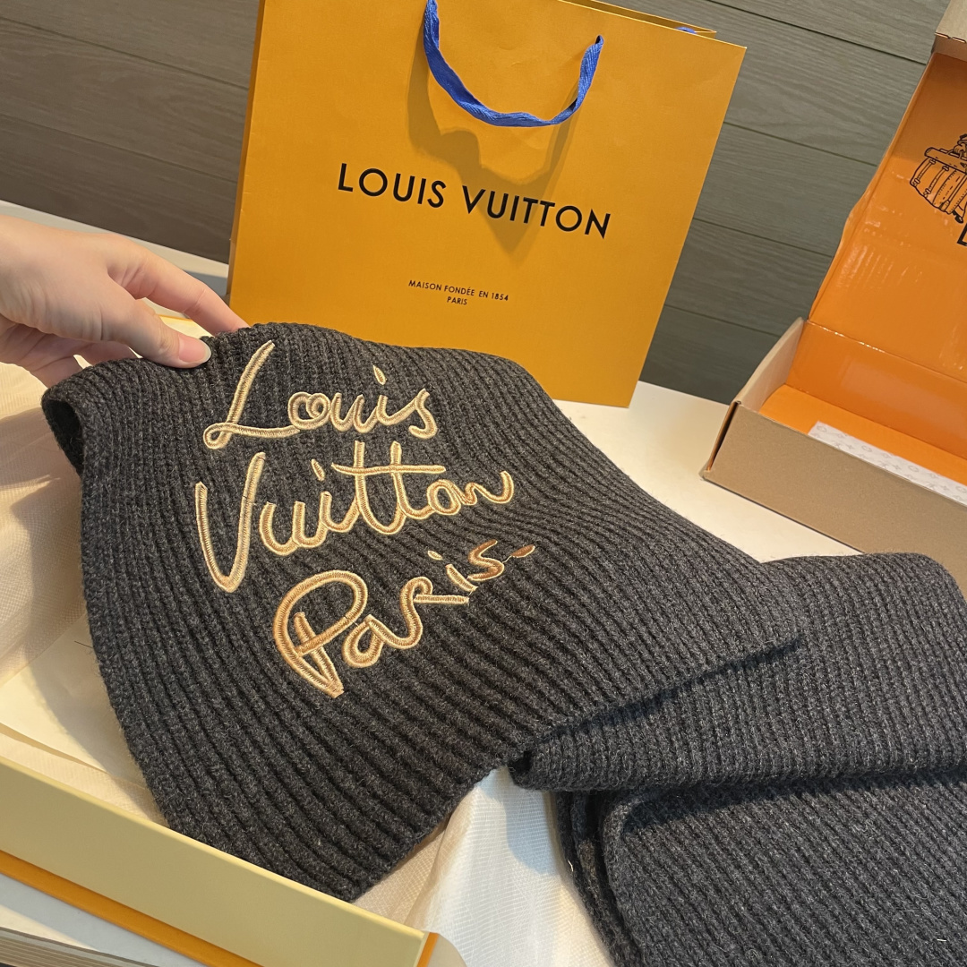 🆕 爆款上新 情侣款👍👍LV 独家牛货🐂  奢华尽在尺寸之间，高端品质‼️具有超高羊绒品质才会被此品牌青睐‼️这种精品是
