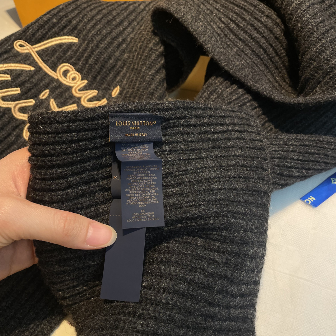 🆕 爆款上新 情侣款👍👍LV 独家牛货🐂  奢华尽在尺寸之间，高端品质‼️具有超高羊绒品质才会被此品牌青睐‼️这种精品是